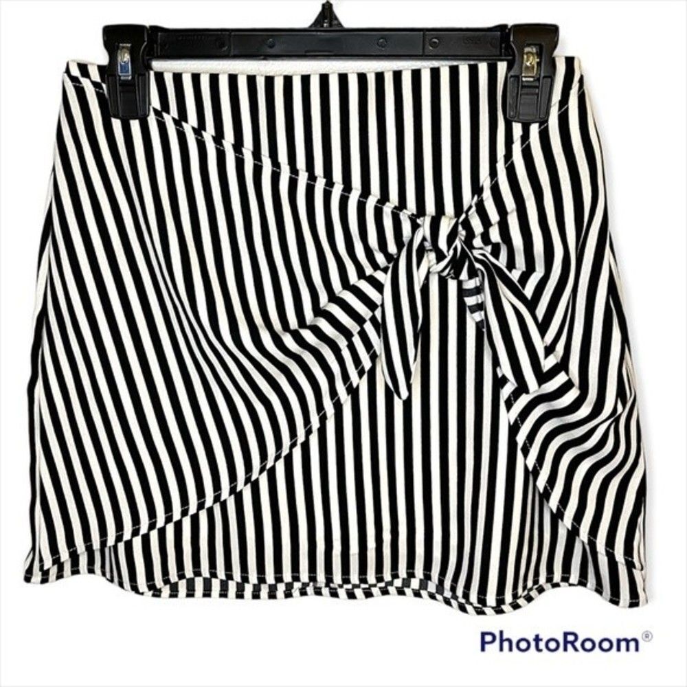 Living Doll Black & Cream Striped Tie Front Mini Skirt Size Small NWT